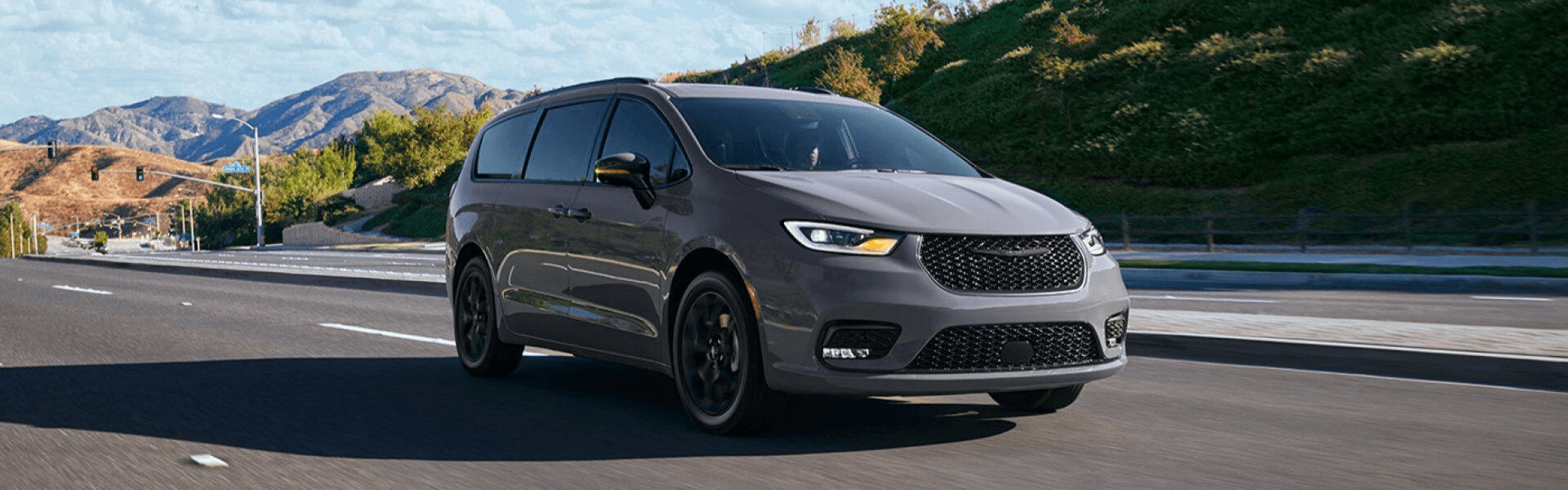 2024 Chrysler Pacifica running on street with front view and side view FOR SALE