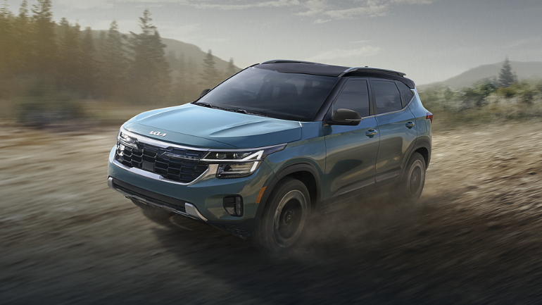 2024 Kia Seltos running on road