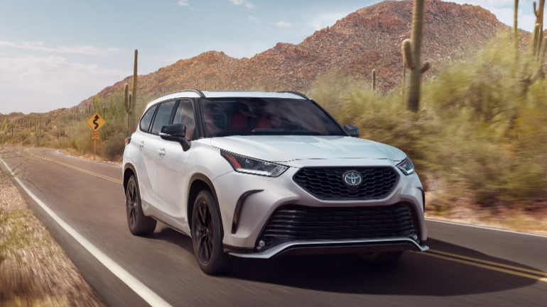 2024 Toyota Highlander in white running with front view