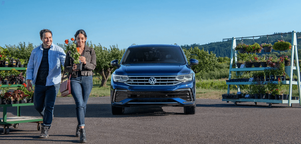 2024 Volkswagen Tiguan Feature With People Buying Flowers