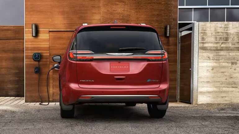 2025 Chrysler Pacifica Plug-In Hybrid Performance - Feature Image