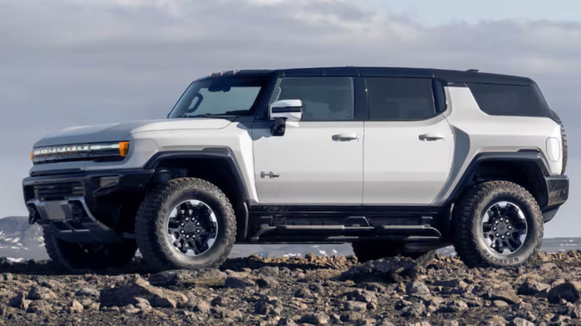 2025 GMC Hummer EV SUV Design - Feature Image