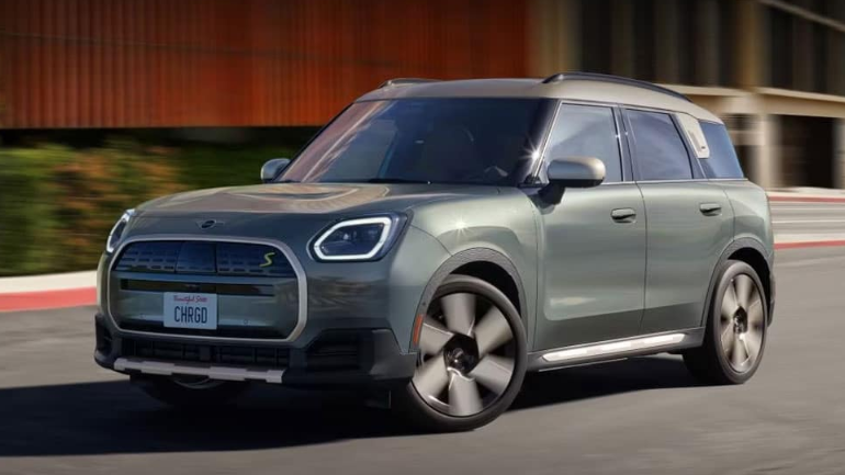 2025 MINI Electric Countryman SE ALL4 running with side view-Features