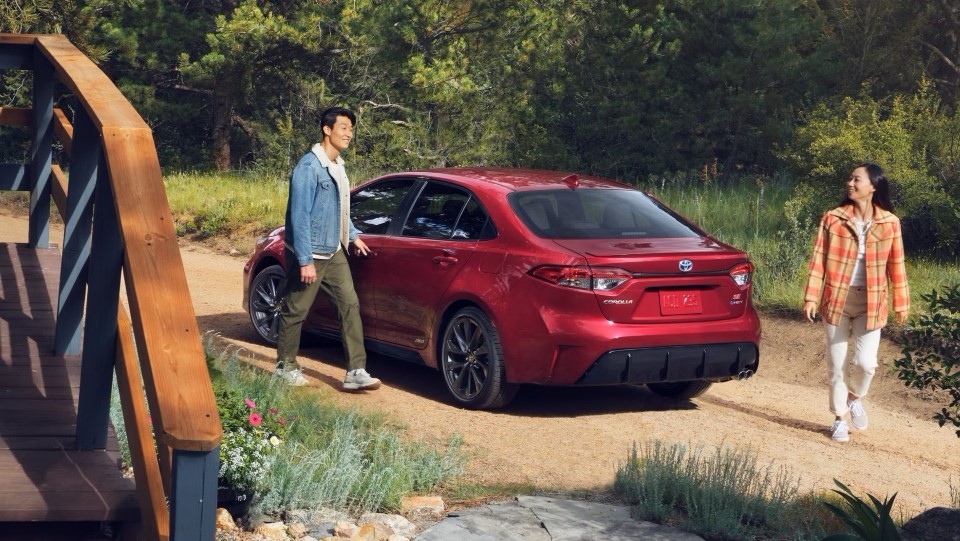 2025 Toyota Corolla Hybrid SE Design - Feature Image