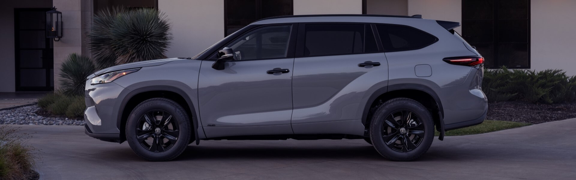 2025 Toyota Highlander Hybrid Banner