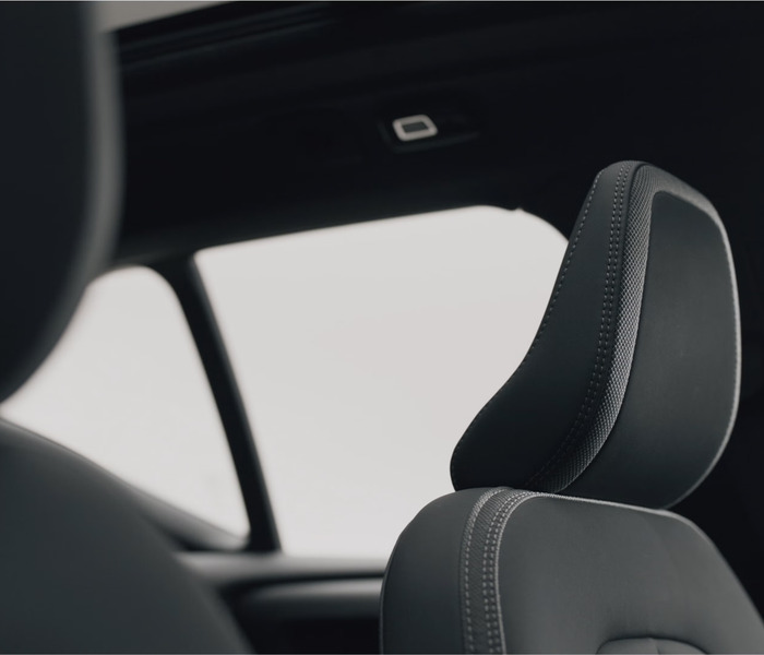 2025 Volvo EX40 Feature Image - Technology
