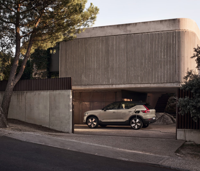2025 Volvo EX40 Featured Image - Performance