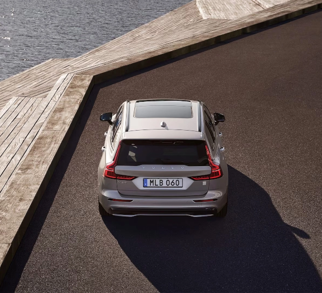 2025 Volvo V60 Recharge Design