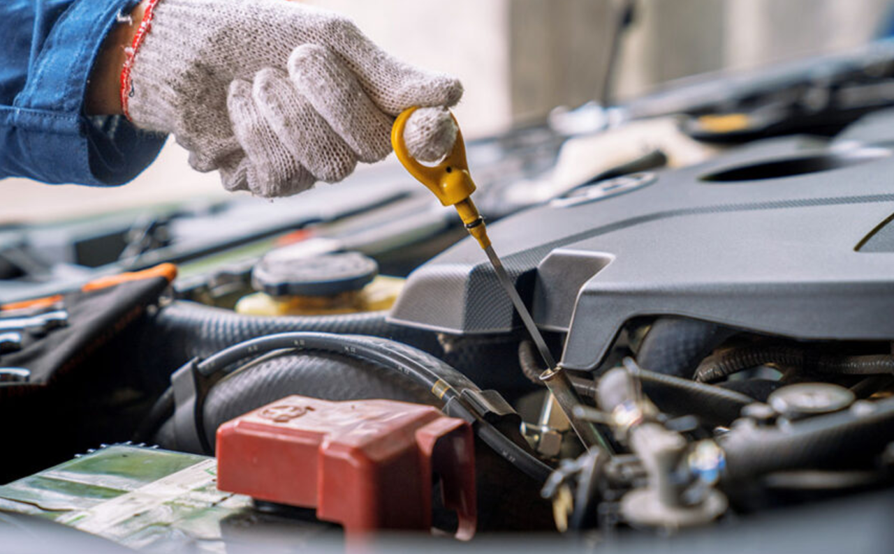 Checking the oil level