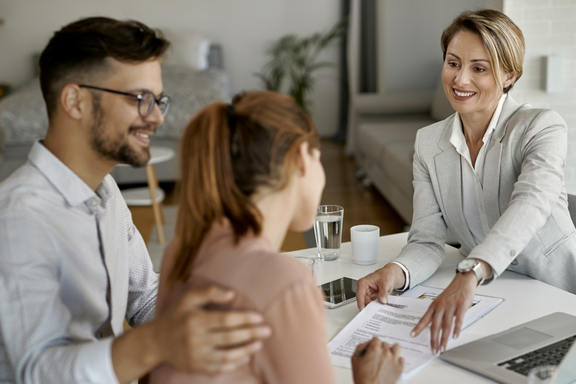 couple sign leasing contract