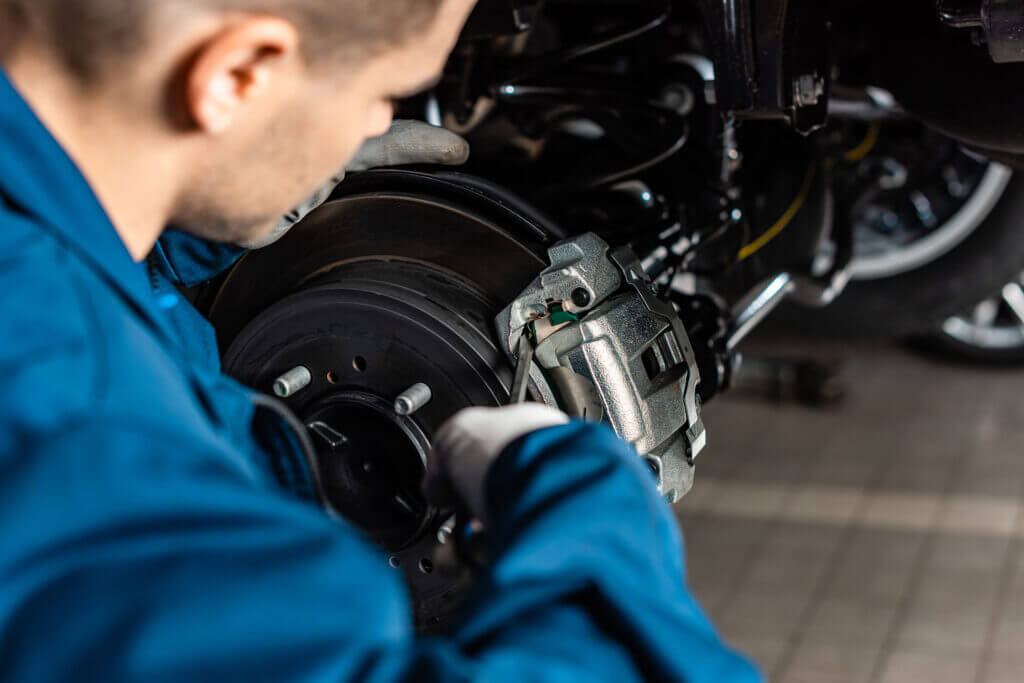 Selective Focus Of Mechanic Adjusting Brake - Feature Image