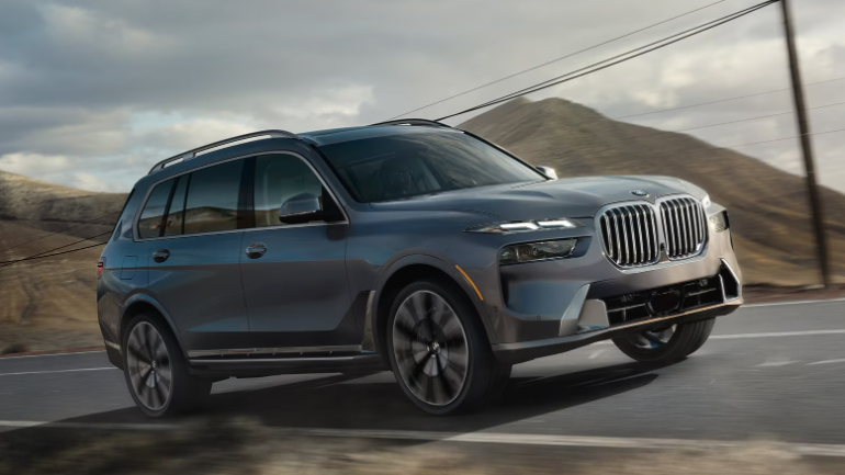 Used BMW X7 running with side view-Features